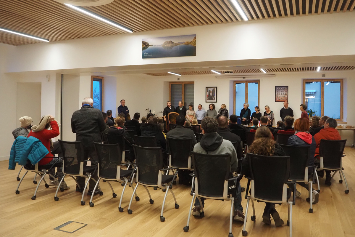 Remise des écharpes tricolores aux enfants